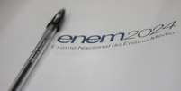Candidatos na segunda fase do Exame Nacional do Ensino Médio (ENEM), em Campo Mourão, na Região Centro-Oeste do Paraná, neste domingo (10).  Foto: DIRCEU PORTUGAL/FOTOARENA/ESTADÃO CONTEÚDO
