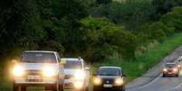 Uso do farol baixo durante o dia é obrigatório em estradas de pista simples Foto: Câmara dos Deputados / Guia do Carro