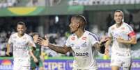 Otero comemora gol de falta contra o Coritiba Foto: Estadão Conteúdo/EDSON DE SOUZA