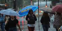 Pedestres caminham com guarda-chuvas na Avenida Paulista em São Paulo em dia de chuva e queda de temperatura. Foto: Daniel Teixeira/Estadão - 14/09/2023 / Estadão