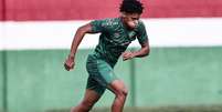 Foto: LUCAS MERÇON / FLUMINENSE F.C. - Legenda: Matheus Reis em treino da última terça-feira (12) no Fluminense / Jogada10