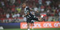  Foto: Pedro Souza / Atlético - Legenda: Deyverson em ação contra o Flamengo nesta quarta-feira, no Maracanã / Jogada10