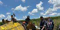 Avião agrícola ficou destruído após cair em um brejo, no município de Fernandópolis; o piloto morreu.  Foto: Reprodução/@IagoSincero/Facebook / Estadão