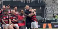  Foto: Reprodução/Globo - Legenda: Filipe Luís abraça Gabigol em entrega da taça da Copa do Brasil / Jogada10