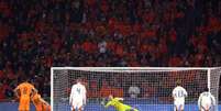  Foto: Dean Mouhtaropoulos/Getty Images - Legenda: Weghorst cobra pênalti e abre o placar para a Holanda no jogo contra a Hungria / Jogada10