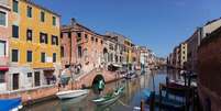 Menores que as gôndolas, os 'sandoli' permitem aos turistas conhecer cantos de Veneza que outros barcos não alcançam  Foto: Getty Images / BBC News Brasil