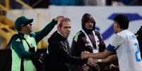 Javier Aguirre, técnico do México, foi ferido na cabeça com uma garrafa após jogo contra Honduras  Foto: Jorge Salvador Cabrera/Getty Images