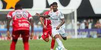 Hayner jogador do Santos durante partida contra o CRB no estádio Vila Belmiro pelo campeonato Brasileiro B 2024.  Foto: REINALDO CAMPOS/AGIF - AGÊNCIA DE FOTOGRAFIA/ESTADÃO CONTEÚDO