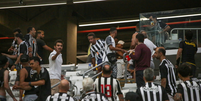 Briga entre torcedores do Atlético. Bombas jogadas no campo pela torcida. Flamengo vence e é Campeão da Copa do Brasil. Partida entre Atlético-MG e Flamengo segundo jogo da Final da Copa do Brasil 2024, no domingo (10), às 16h (de Brasília), na Arena MRV, em Belo Horizonte.  Foto: Allan Calisto/ Fotoarena