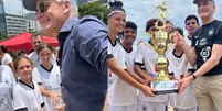 Primeiro-ministro acompanhou de perto partida de futebol entre crianças na Praia de Copacabana  Foto: Reprodução/Instagram/@jonasgahrs