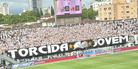 Torcida organizada do Santos desvira faixa com homenagem a Pelé e coloca fim em protesto na Série B   Foto: Raul Godoy/Terra