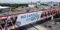 Uma visão de drone mostra um banner em uma ponte antes da Cúpula do G20 no Rio de Janeiro, Brasil, em 17 de novembro de 2024.   Foto: REUTERS/Renato Spyrro