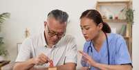 A terapia ocupacional capacita os pacientes para as suas atividades diárias  Foto: PRPicturesProduction | Shutterstock / Portal EdiCase