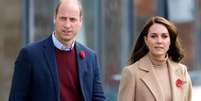 O príncipe William e Kate Middleton usando o adorno vermelho Foto: Getty Imagens / Manequim