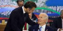 O presidente da França, Emmanuel Macron, cumprimenta o presidente dos EUA, Joe Biden durante o G20, no Rio de Janeiro, nesta segunda-feira, 18/11/2024.  Foto: REUTERS/Ricardo Moraes