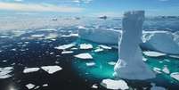 Icebergs derretendo no Oceano Ártico: desaceleração da Circulação de Revolvimento Meridional do Atlântico (AMOC, na sigla em inglês) terá consequências para o clima e os ecossistemas de todo mundo. Mozgova, Shutterstock  Foto: The Conversation