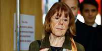 A francesa Gisele Pelicot, vítima de estupro em massa orquestrado por seu marido, Dominique Pelicot, durante uma pausa no julgamento de Dominique e 50 outros acusados, no tribunal de Avignon, França  Foto: REUTERS/Sarah Meyssonnier