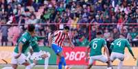  Foto: Divulgação / Paraguai - Legenda: O paraguaio Diego Gómez recebe forte marcação da Bolívia, em jogo pelas Eliminatórias / Jogada10