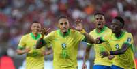 Raphinha (Brasil) comemorando seu gol contra a Venezuela ao lado de seus companheiros, no dia 14.11.2024 Foto: Associated Press / Alamy Stock Photo