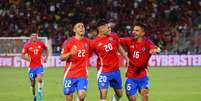  Foto: Marcelo Hernandez/Getty Images - Legenda: Chile goleia a Venezuela pelas Eliminatórias em partida nesta quarta-feira (19) / Jogada10