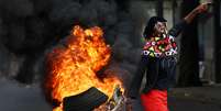 Manifestante durante protesto em Maputo, capital de Moçambique  Foto: REUTERS/Siphiwe Sibeko / BBC News Brasil