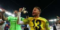 Neymar e Buffon.  Foto: Clive Rose/Getty Images / Esporte News Mundo