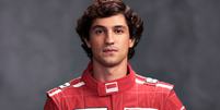 Nem próteses, nem dublê! Quase ninguém sabe, mas Gabriel Leone usou truque curioso para ficar parecido com Ayrton Senna em série da Netflix.  Foto: Divulgação, Netflix / Purepeople