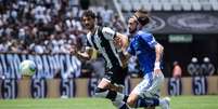 Foto: Gustavo Aleixo/Cruzeiro - Legenda: Lautaro Diaz, do Cruzeiro, recebe a marcação de Gustavo Henrique, do Corinthians, em jogo na Neo Química / Jogada10