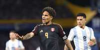  Foto: Daniel Jayo/Getty Images - Legenda: Guerrero não consegue ajudar a seleção do Peru a engrenar nas Eliminatórias par a Copa 2026 / Jogada10