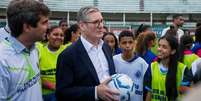 O primeiro-ministro ganhou uma camisa personalizada –  Foto: Divulgação/Terra FC / Jogada10