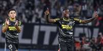 Luiz Henrique (Botafogo) comemorando seu gol contra o Vasco da Gama ao lado de Thiago Almada, no dia 05.11.2024 Foto: Celso Pupo / Alamy Stock Photo