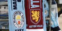 MANCHESTER, ENGLAND - FEBRUARY 12: Manchester City and Aston Villa scarves are seen prior to the Premier League match between Manchester City and Aston Villa at Etihad Stadium on February 12, 2023 in Manchester, England. (Photo by Clive Brunskill/Getty Images)  Foto: Esporte News Mundo