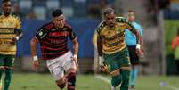  Foto: AssCom Dourado - Legenda: Alcaraz, do Flamengo, disputa a bola com Derik, atacante do Cuiabá durante o jogo deste sábado, na Arena Pantanal / Jogada10