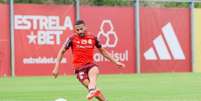  Foto: Ricardo Duarte / Internacional - Legenda: Thiago Maia não conseguiu se recuperar a tempo de incômodos musculares e será desfalque no Internacional / Jogada10