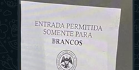 Estudantes de Direito fixam cartaz com frase 'somente para brancos' para simular segregação racial; colegas afirmam racismo  Foto: Reprodução