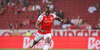 Enner Valencia (Internacional) cobrando falta durante jogo contra o Criciúma, no dia 05.11.2024 Foto: Sipa US / Alamy Stock Photo