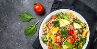 Salada detox de quinoa e espinafre  Foto: nadianb | Shutterstock / Portal EdiCase