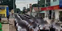 Alunos foram gravados marchando pela cidade de Paranã, região sul do estado  Foto: Reprodução/Redes sociais