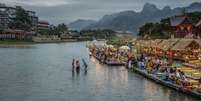 Vang Vieng no Laos é popular entre os mochileiros que viajam pelo Sudeste Asiático  Foto: Getty Images / BBC News Brasil