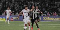 Cáceres, do Vitória, na partida entre Botafogo e Vitória pelo Campeonato Brasileiro  Foto: VYCTOR SANTOS/PERA PHOTO PRESS/ESTADÃO CONTEÚDO