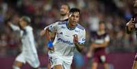 Kaio Jorge (Cruzeiro) comemorando seu gol na semifinal da Copa Sul-Americana contra o Lanús, no dia 30.10.2024 Foto: Associated Press / Alamy Stock Photo