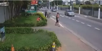 Homem tenta arrancar uma criança de três anos dos braços de uma babá, em São Paulo  Foto: Reprodução/X