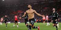  Foto: Michael Steele/Getty Images - Legenda: Salah marca de pênalti e tira a camisa para festejar o terceiro gol do Liverpool neste 3 a 2 sobre o Southampton / Jogada10