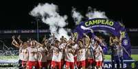 Jogadores do time sub-23 do Red Bull Bragantino celebrando a conquista do Brasileirão de Aspirantes. Foto: Ari Ferreira/Red Bull Bragantino / Esporte News Mundo