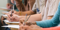 Embora o benefício seja uma das melhores oportunidades para democratizar o acesso à educação superior desde que foi estabelecido, a sociedade ainda engatinha em outros quesitos tão igualmente necessários para o cotista.   Foto: Reprodução/Getty Images