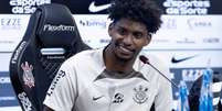  Foto: Rodrigo Coca/Agência Corinthians - Legenda: Hugo Souza se emocionou em coletiva após Corinthians comprar seus direitos econômicos / Jogada10