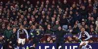  Foto: Ryan Pierse/Getty Images - Legenda: Dibu Martínez opera verdadeiro milagre em 0 a 0 do Aston Villa com a Juventus / Jogada10