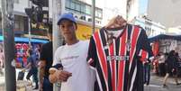 Renan de Jesus Oliveira vende tênis e camiseta de time. Quem quiser produtos natalinos terá dificuldade em encontrar em camelôs e barracas. Foto: Marcos Zibordi