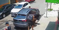 Criminosos roubam carro em frente à escola em Belo Horizonte  Foto: Reprodução/O Tempo