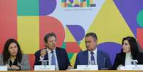 Os ministros Esther Dweck (Gestão), Fernando Haddad (Fazenda), Rui Costa (Casa Civil) e Simone Tebet (Planejamento) durante coletiva para explicar o pacote de corte gastos do governo Foto: Fabio Rodrigues-Pozzebom/ Agência Brasil / BBC News Brasil